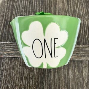 NWT Rae Dunn Shamrock Measuring cups